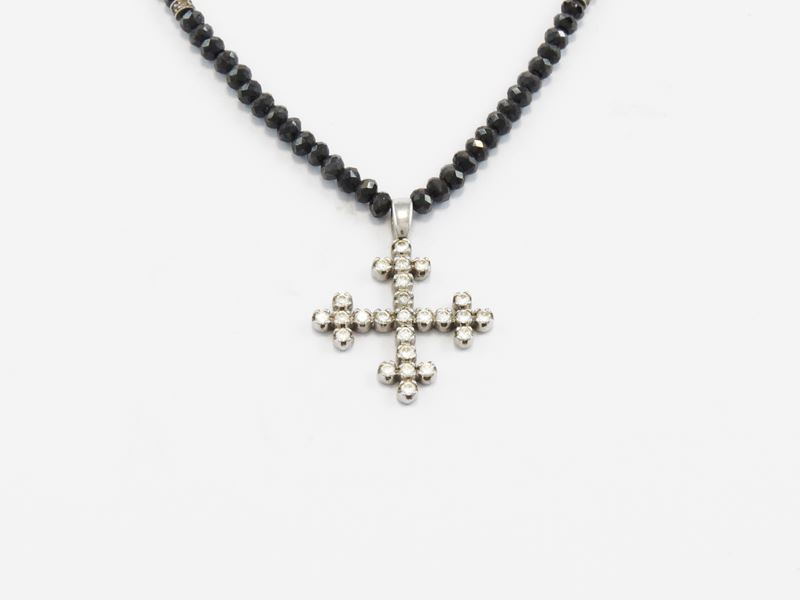 Collana e Pendente in Oro Bianco con Diamanti Incolori e Diamanti Neri