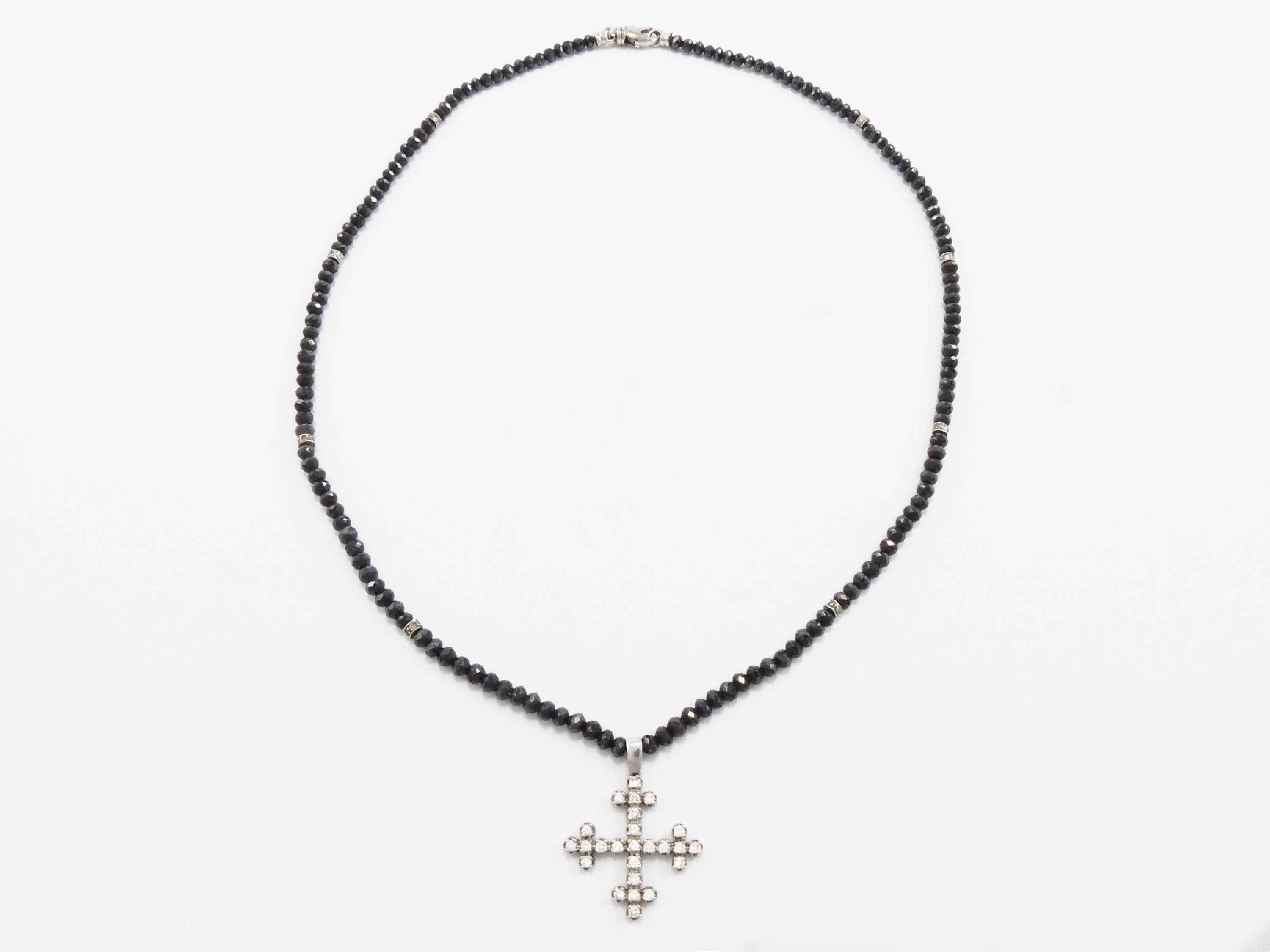 Collana e Pendente in Oro Bianco con Diamanti Incolori e Diamanti Neri