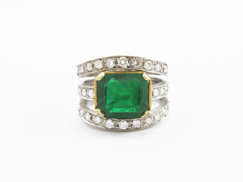 Anello in Oro Bianco e Giallo con Diamanti e Smeraldo