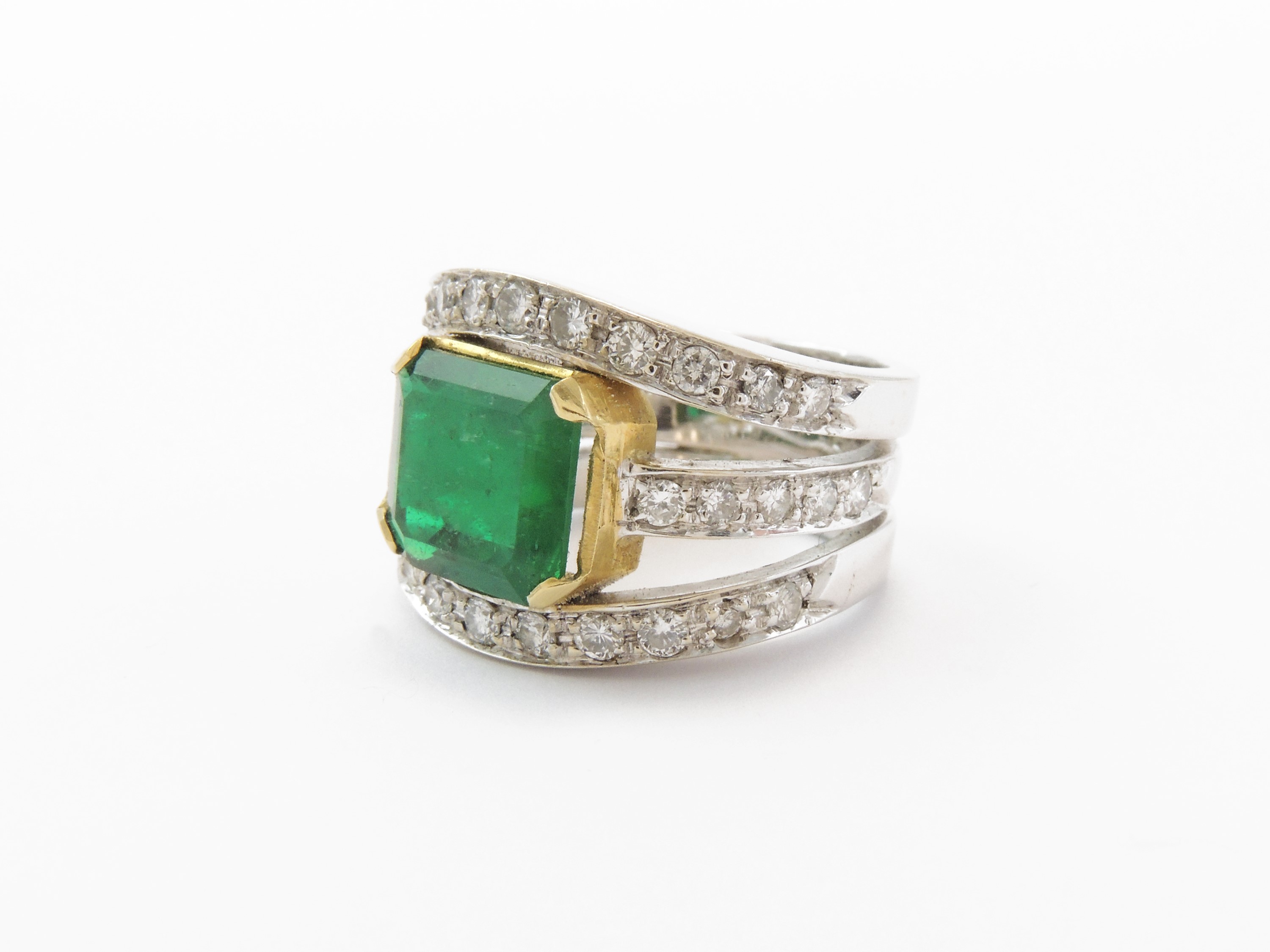 Anello in Oro Bianco e Giallo con Diamanti e Smeraldo