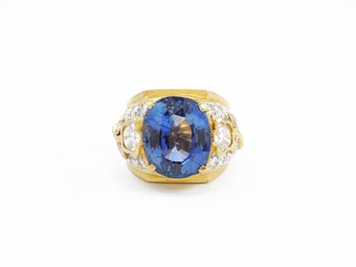 Anello a Fascia Bombata in Oro Giallo con Diamanti e Zaffiro