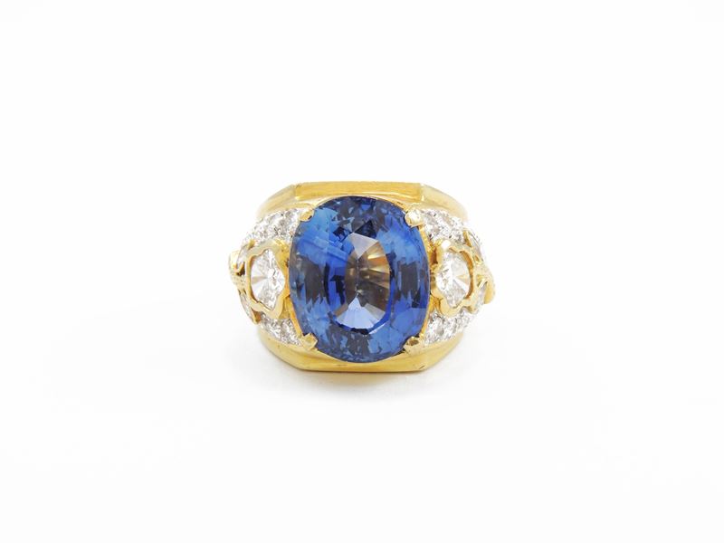 Anello a Fascia Bombata in Oro Giallo con Diamanti e Zaffiro