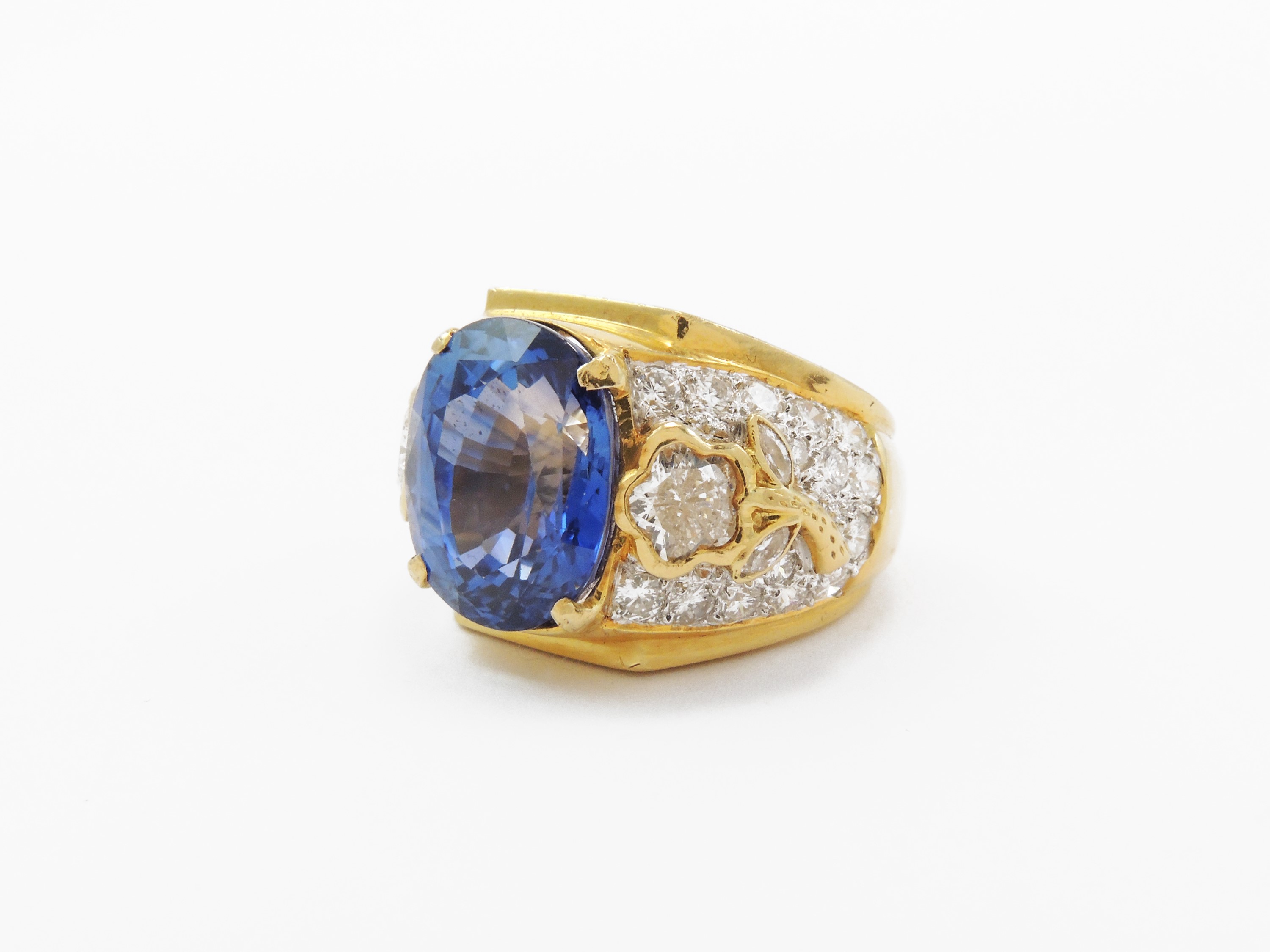 Anello a Fascia Bombata in Oro Giallo con Diamanti e Zaffiro