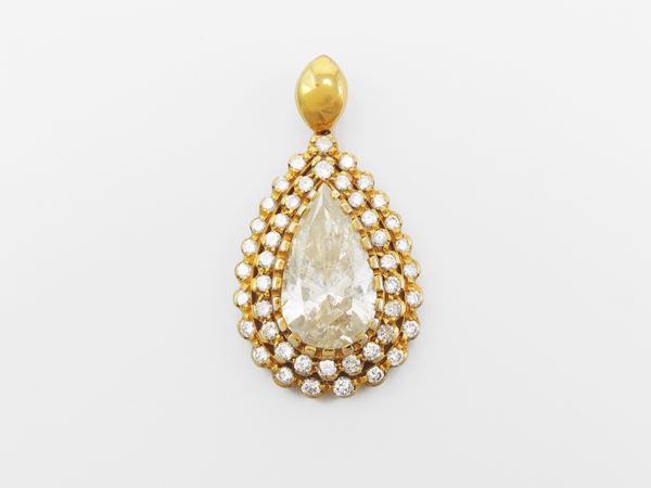 Yellow gold pendant with diamonds