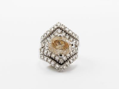 Anello a Fascia in Oro Bianco con Diamanti Incolori e Diamante Fancy Light Brown