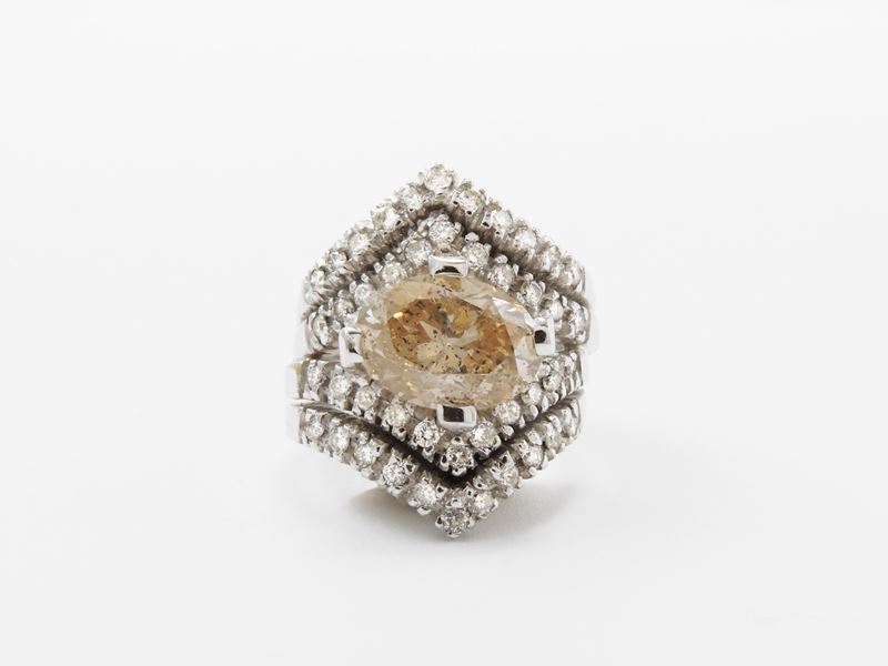 Anello a Fascia in Oro Bianco con Diamanti Incolori e Diamante Fancy Light Brown