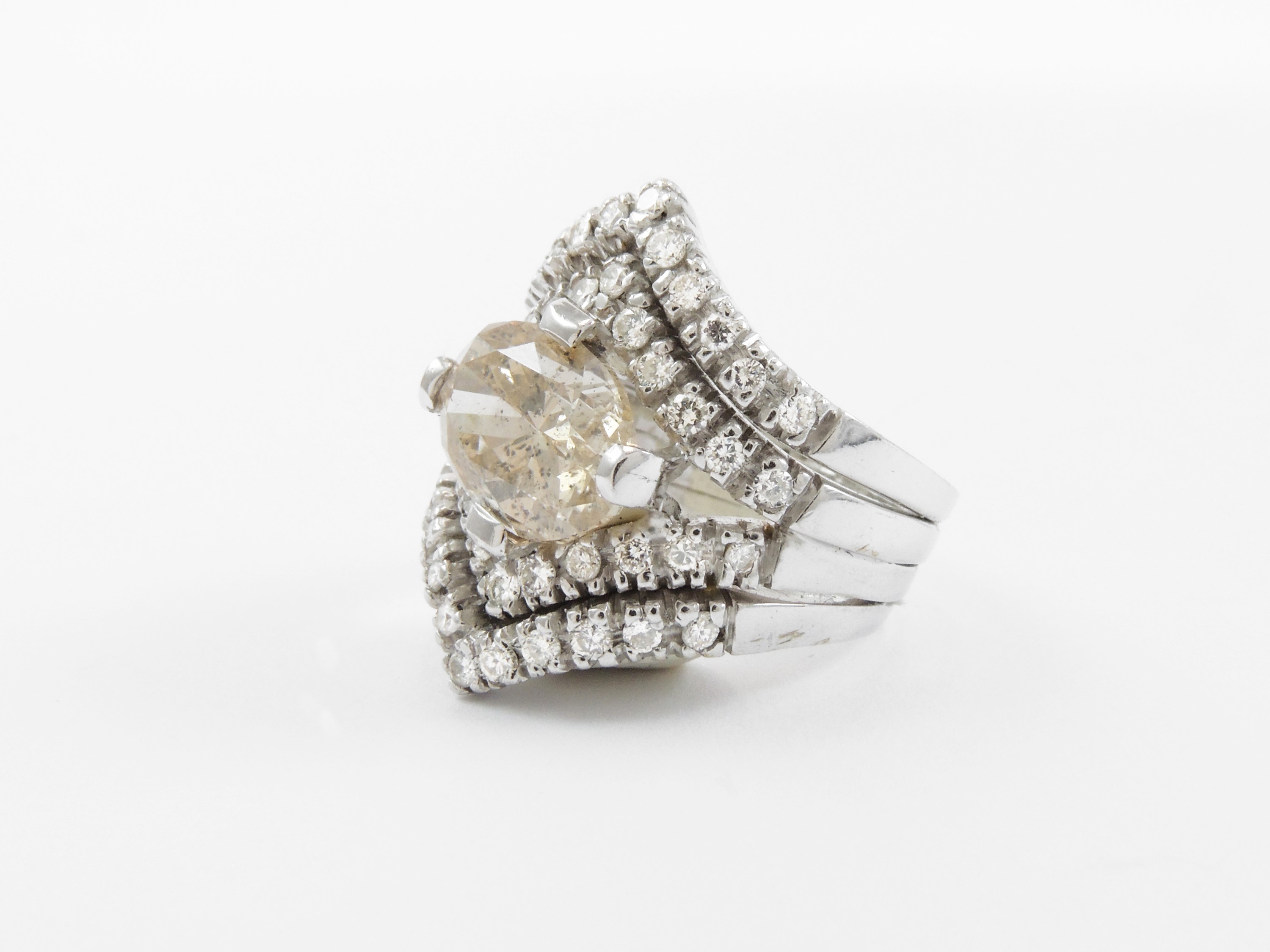 Anello a Fascia in Oro Bianco con Diamanti Incolori e Diamante Fancy Light Brown
