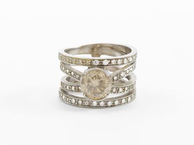 Anello a Fascia in Oro Bianco con Diamanti Incolori e Diamante Fancy Light Brown