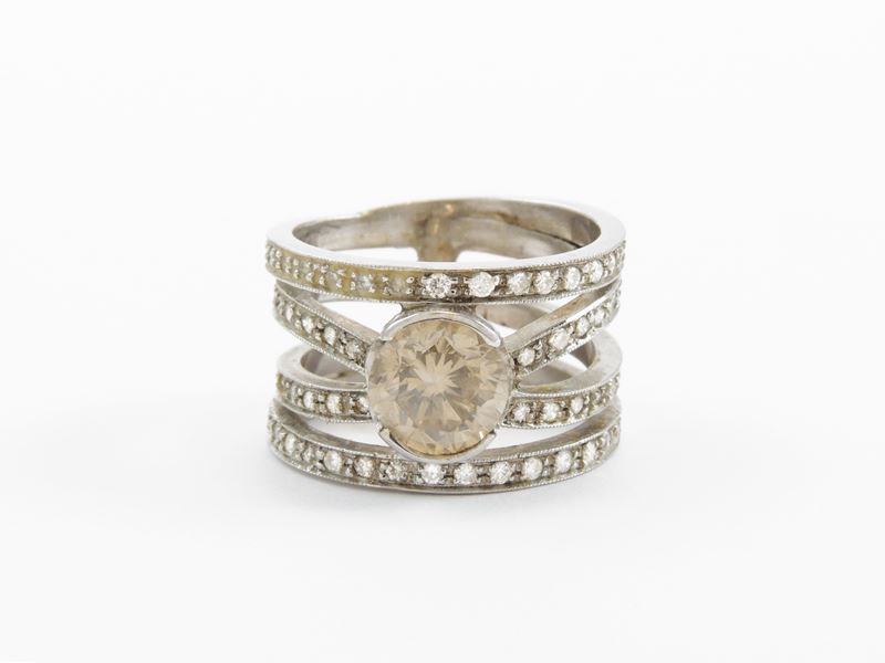 Anello a Fascia in Oro Bianco con Diamanti Incolori e Diamante Fancy Light Brown