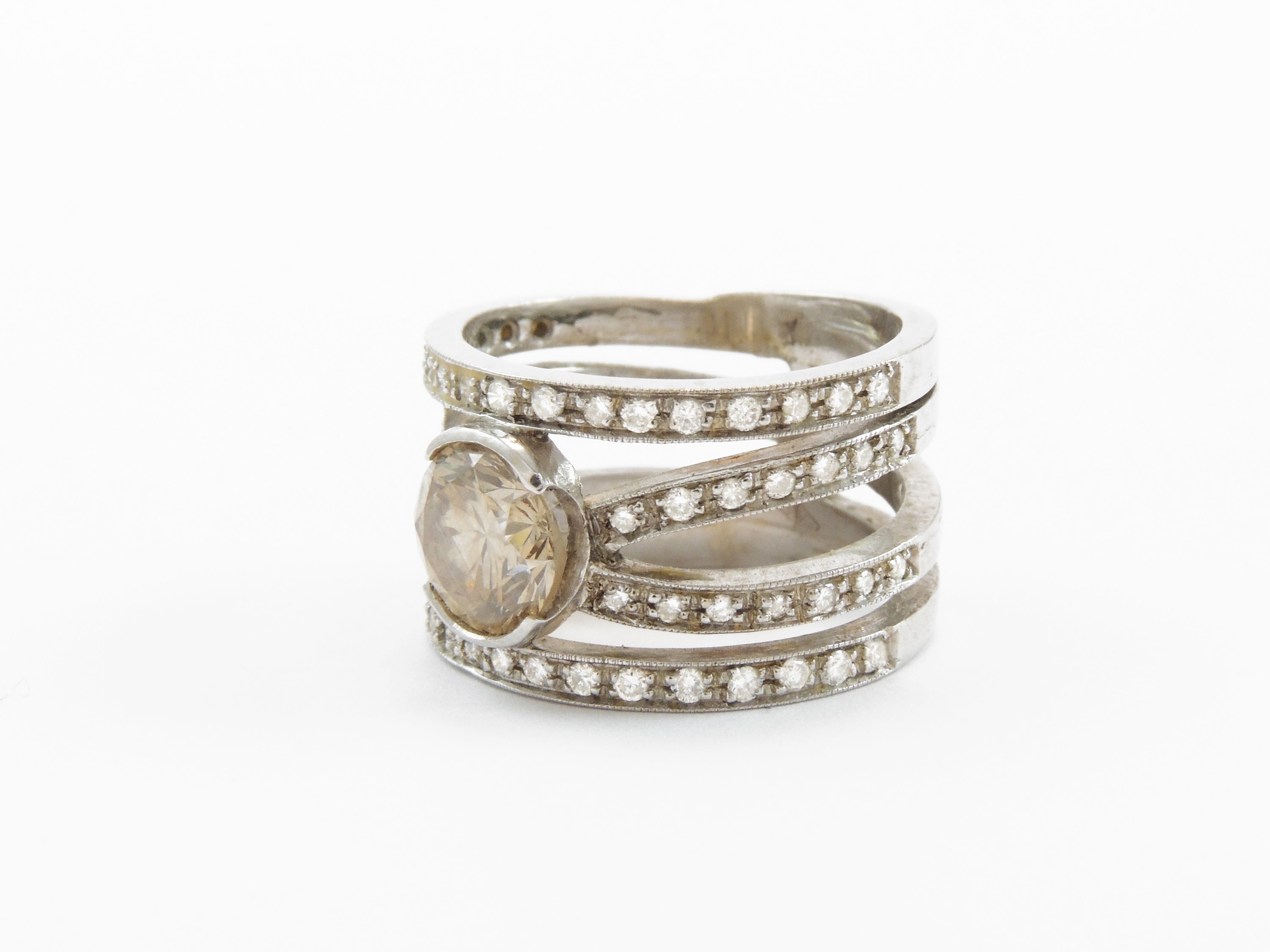 Anello a Fascia in Oro Bianco con Diamanti Incolori e Diamante Fancy Light Brown