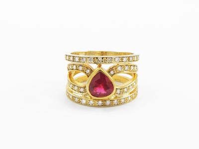 Anello a Fascia in Oro Giallo con Diamanti e Rubino