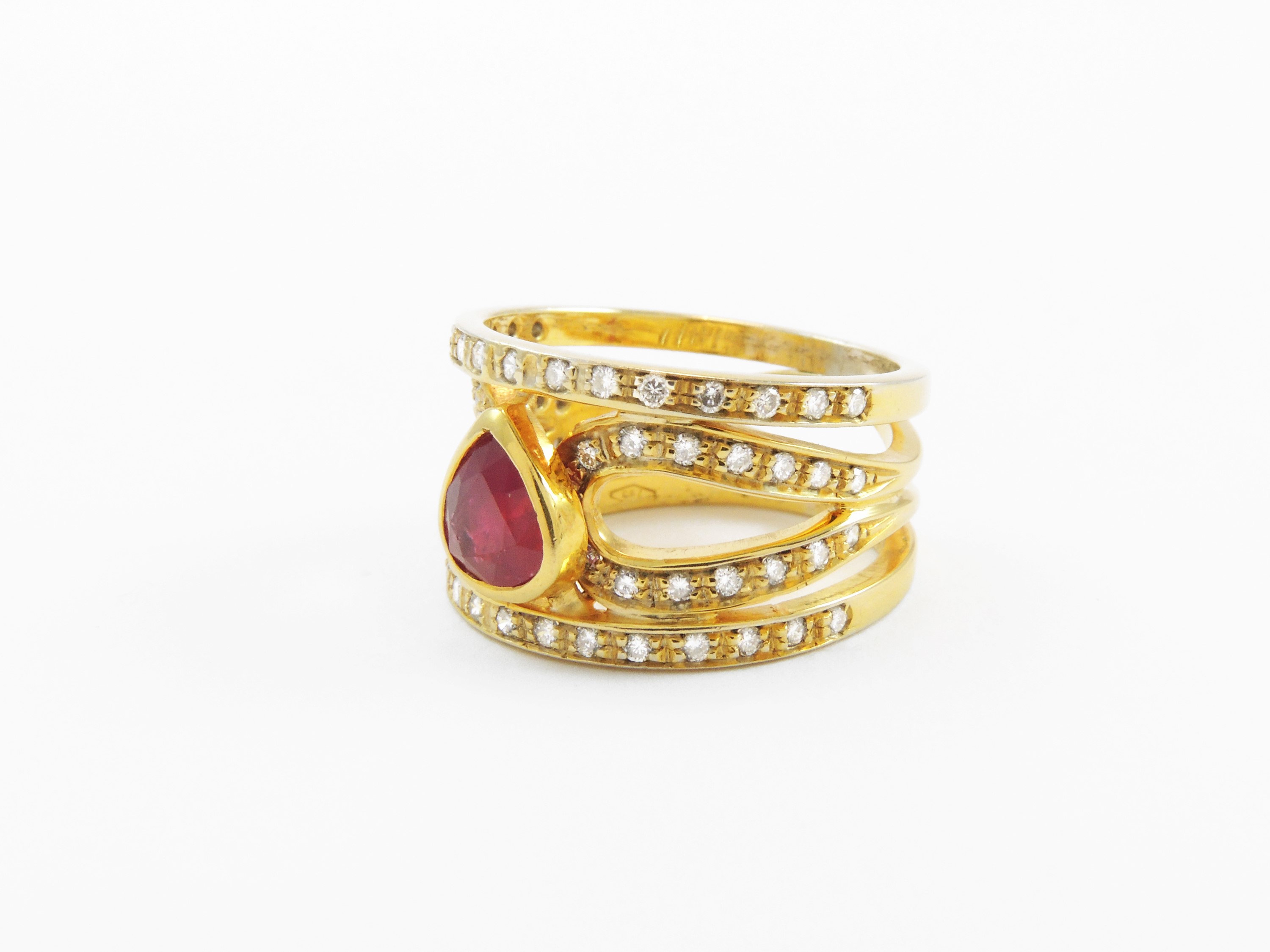 Anello a Fascia in Oro Giallo con Diamanti e Rubino