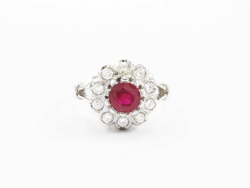Anello in Oro Bianco con Diamanti e Rubino
