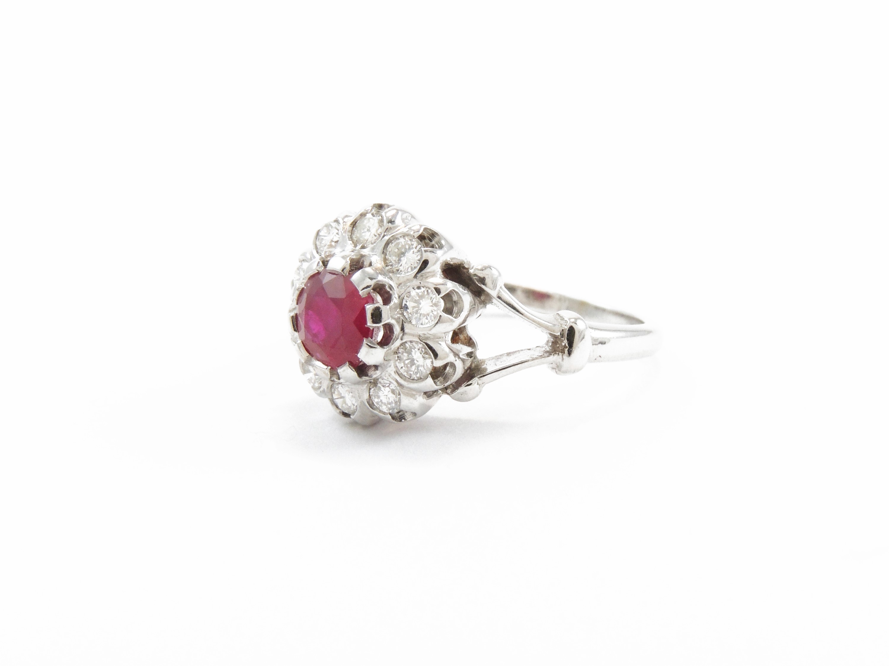 Anello in Oro Bianco con Diamanti e Rubino