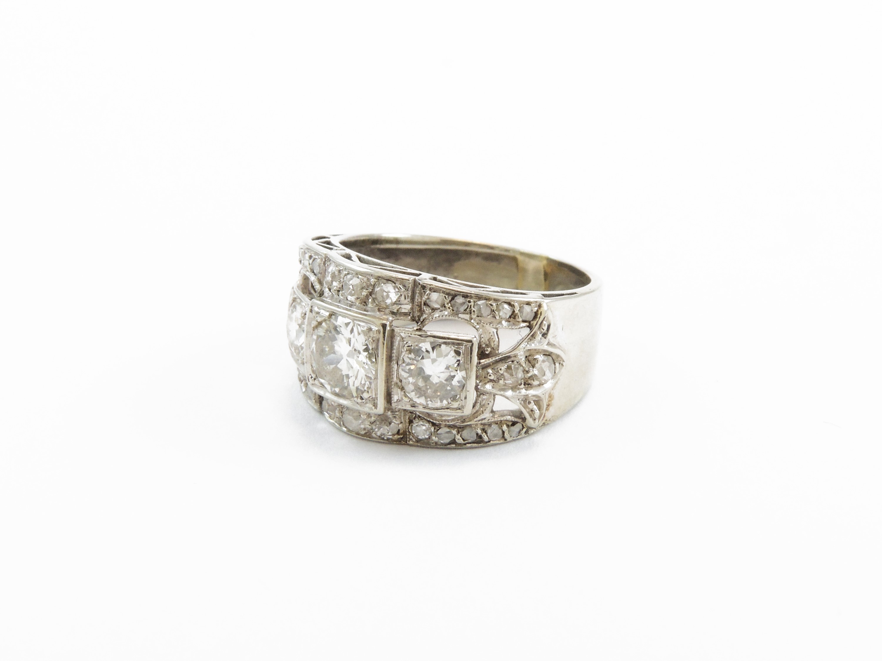 Anello a Fascia in Oro Bianco con Diamanti