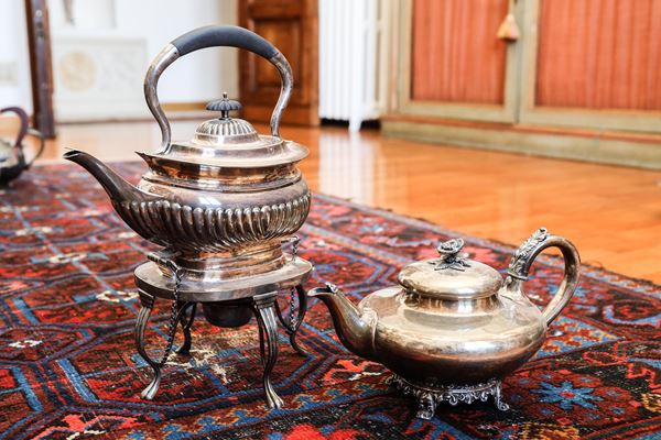 Due accessori per la tavola in metallo argentato