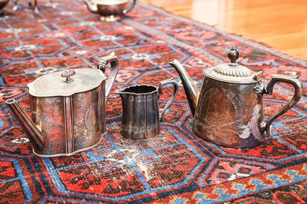 Assortimento di accessori per il tè in metallo argentato