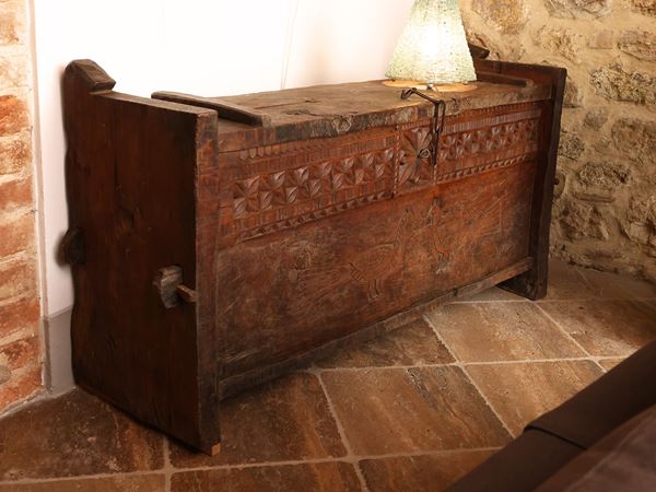 Rustic chest in chestnut or oak wood
