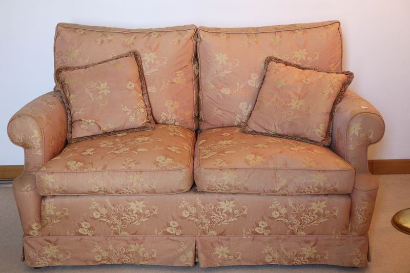 Divanetto a due posti imbottito e rivestito in broccato rosa antico