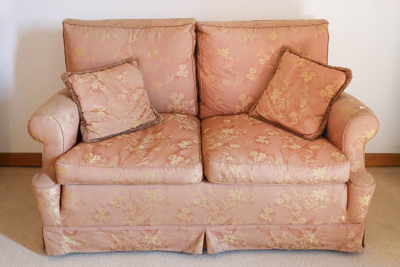 Divanetto a due posti imbottito e rivestito in broccato rosa antico