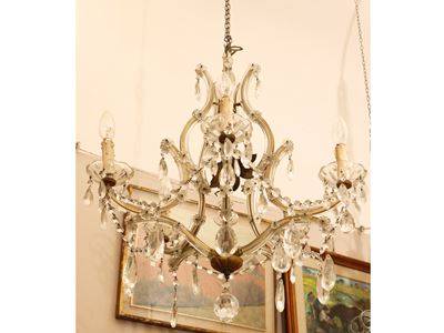 Lampadario con Dettagli in Cristallo