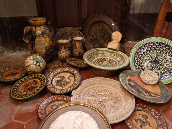 Miscellanea di piatti decorativi in terracotta smaltata