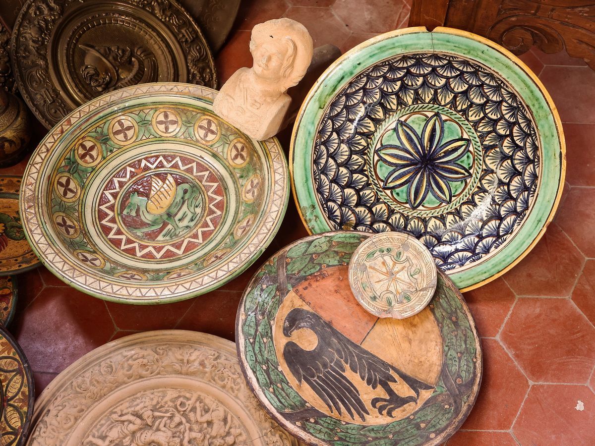 Miscellanea di Piatti Decorativi in Terracotta Smaltata