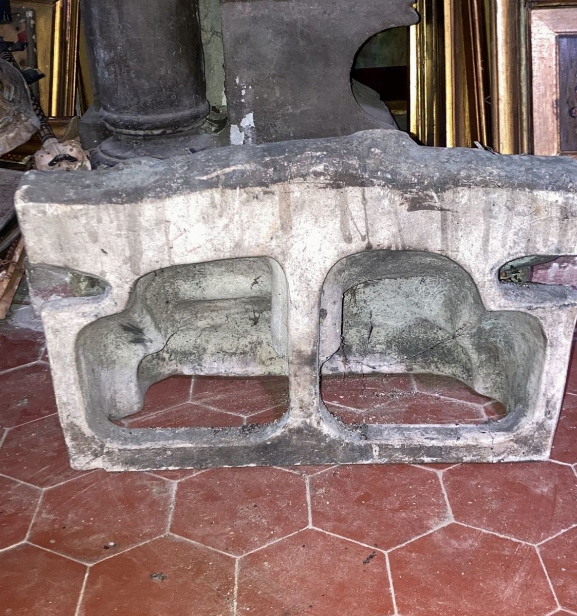 Ornamento da Camino in Cemento