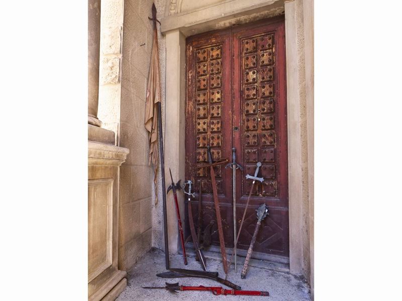 Assortimento di Armi e Vessili da Parata