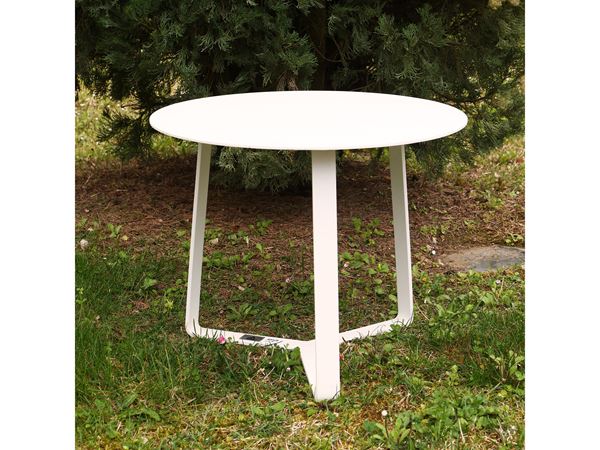 Coppia di tavolini da giardino in metallo laccato bianco
