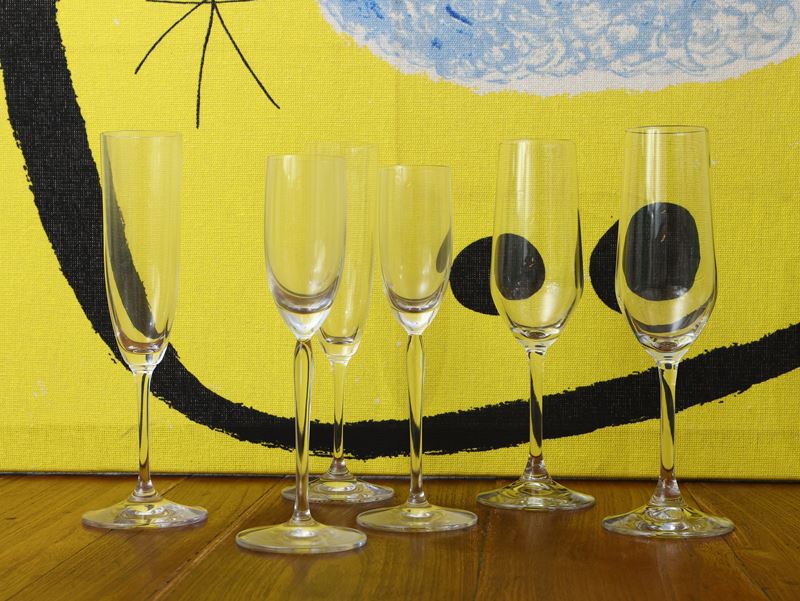 Assortimento di Trentasei Flute in Vetro e Cristallo