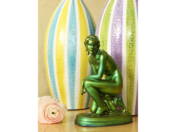 Figura femminile in ceramica smaltata a lustro nei toni del verde, Zsolnay