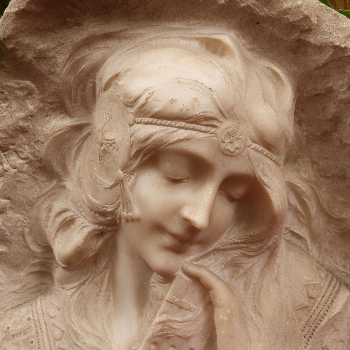 Testa Femminile in Alabastro