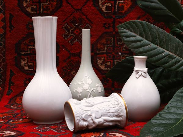 Due piccoli vasi in porcellana Richard Ginori da modelli di Giovanni Gariboldi