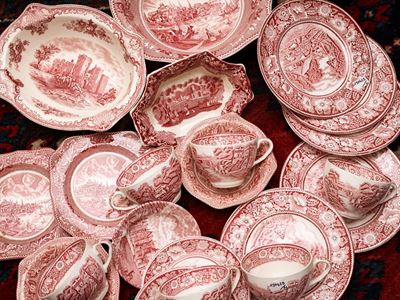 Ricco Assortimento di Accessori da Tavola in Terraglia