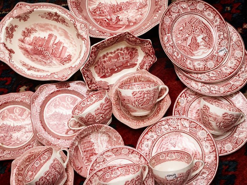 Ricco Assortimento di Accessori da Tavola in Terraglia