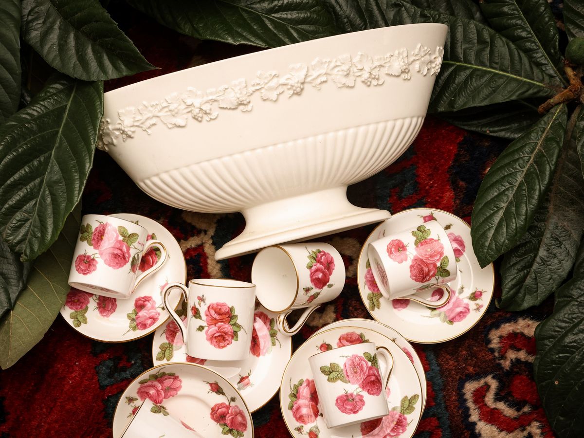 Ricco Assortimento di Accessori da Tavola in Terraglia