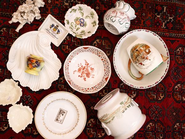 Assortimento di accessori da tavola in porcellana e terraglia