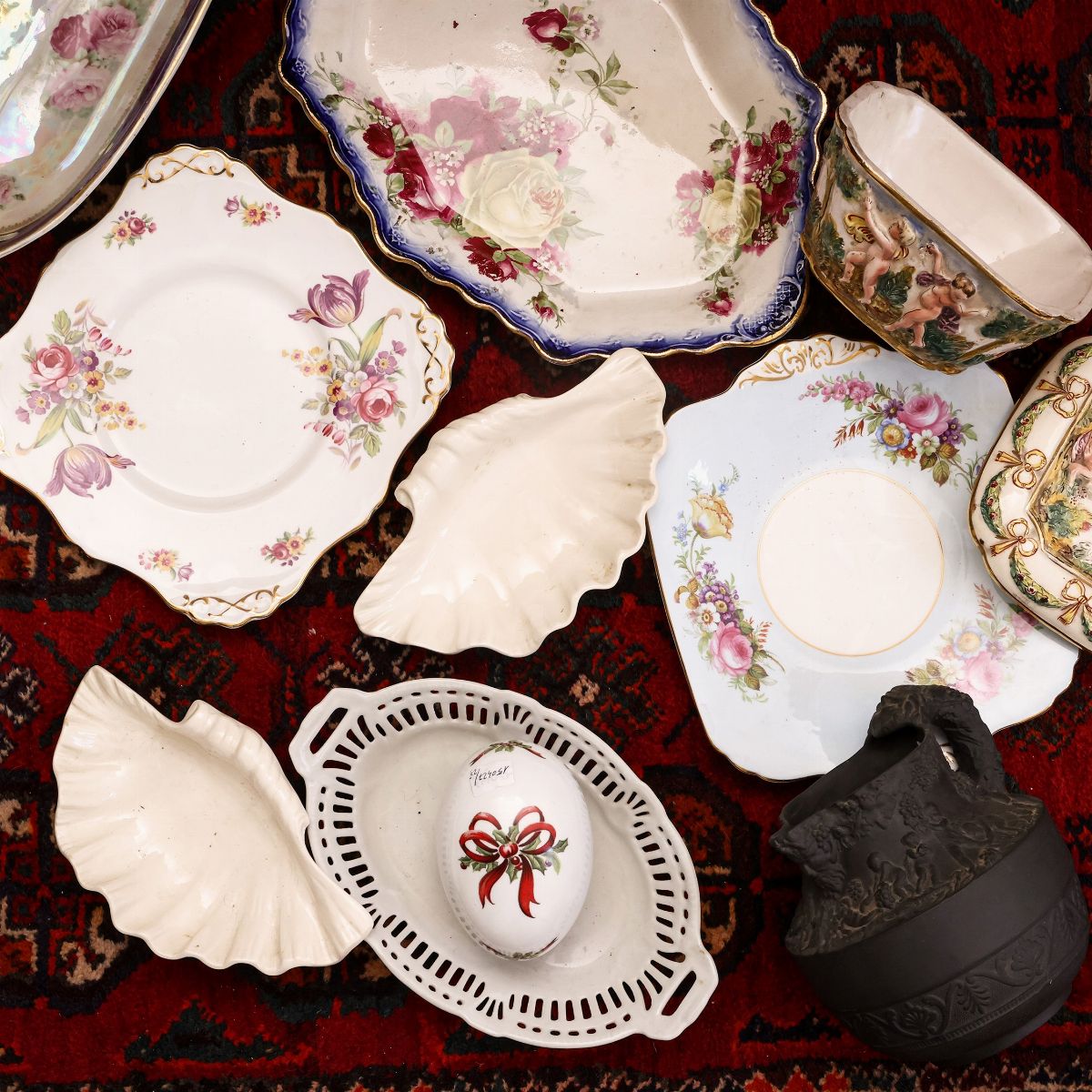 Assortimento di Accessori da Tavola in Porcellana e Terraglia