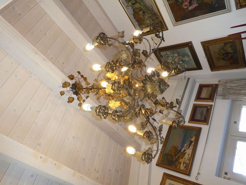 Grande Lampadario in Tole Dorata