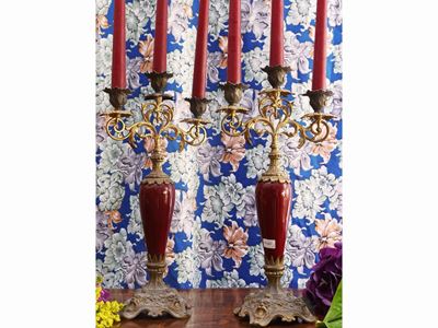 Coppia di Candelabri in Porcellana e Metallo Dorato