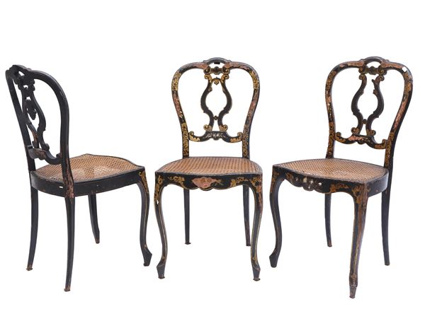 Serie di tre sedie in legno ebanizzato