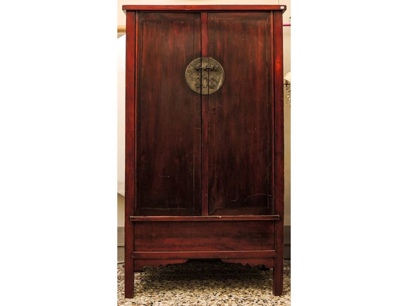 Armadio in Satinwood a Patina Rossa