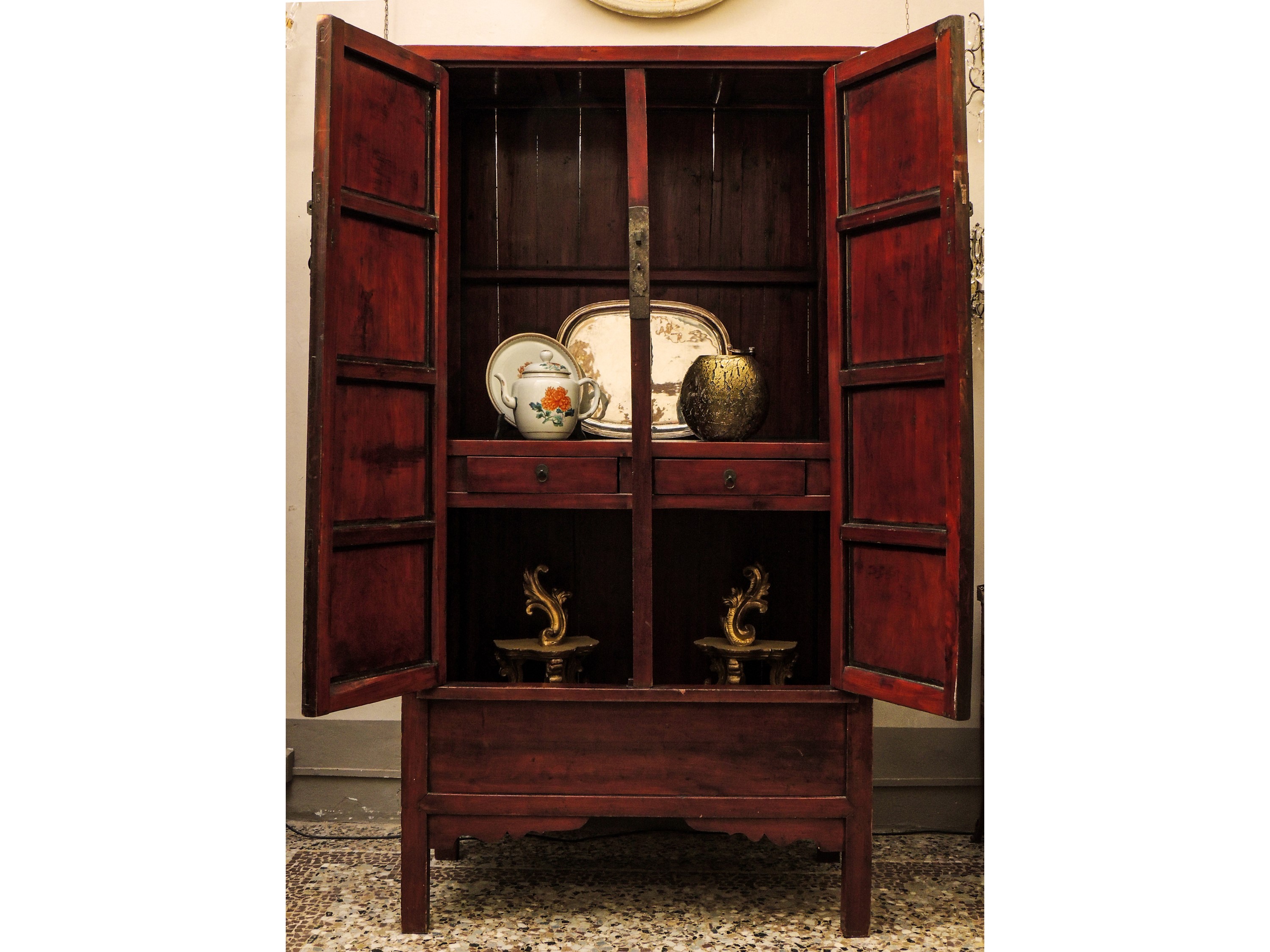 Armadio in Satinwood a Patina Rossa