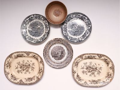 Assortimento di Piatti Decorativi in Terraglia