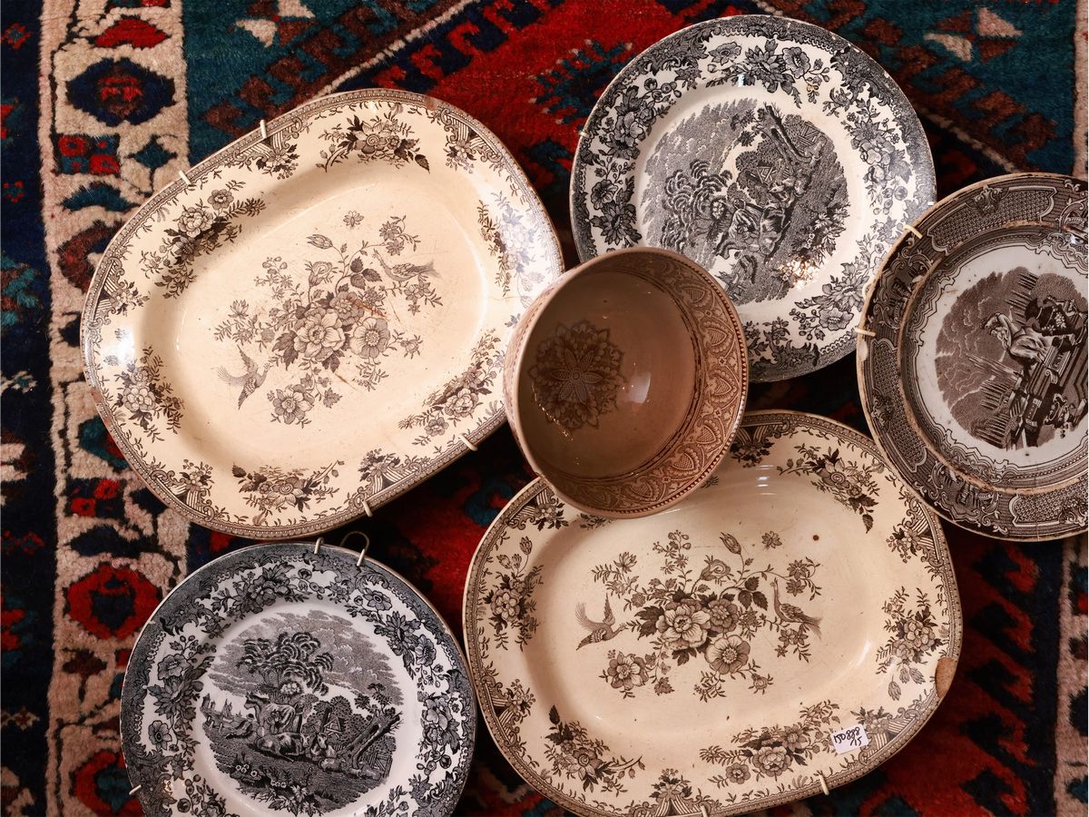 Assortimento di Piatti Decorativi in Terraglia