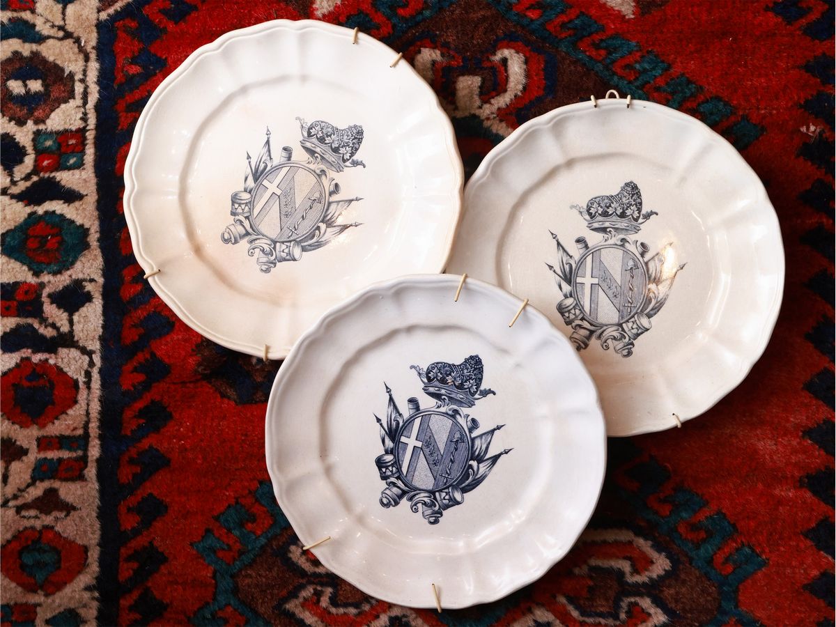 Assortimento di Piatti Decorativi in Terraglia