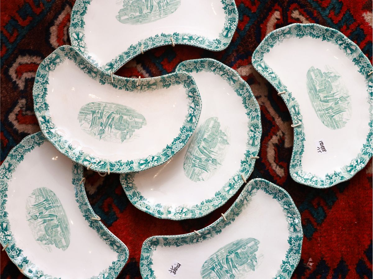 Assortimento di Piatti Decorativi in Terraglia
