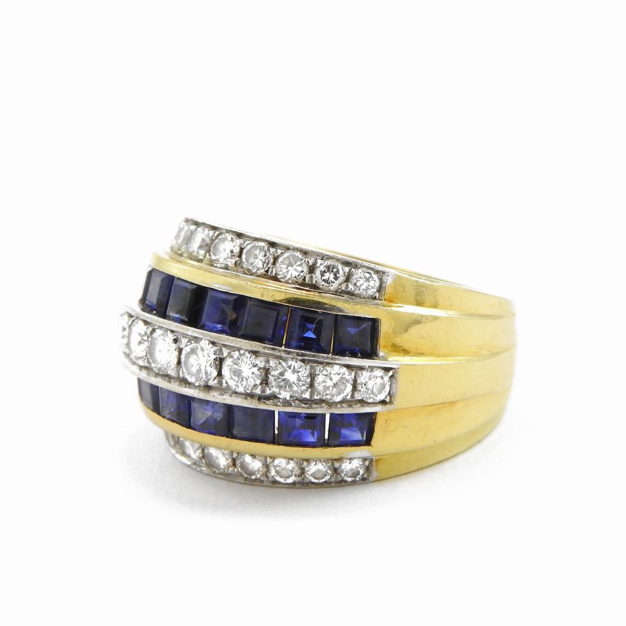 Anello a Fascia in Oro Bianco e Oro Giallo con Diamanti e Zaffiri