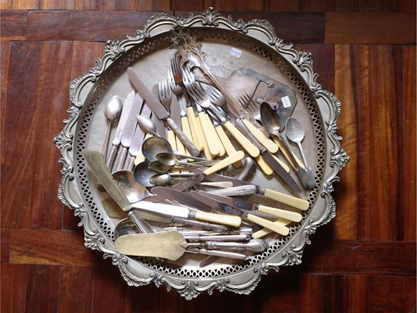 Miscellanea di posate e accessori per la tavola in metallo argentato